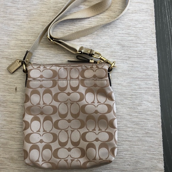 COACH Cross Body Purse in excellent condition! - Picture 3 of 4